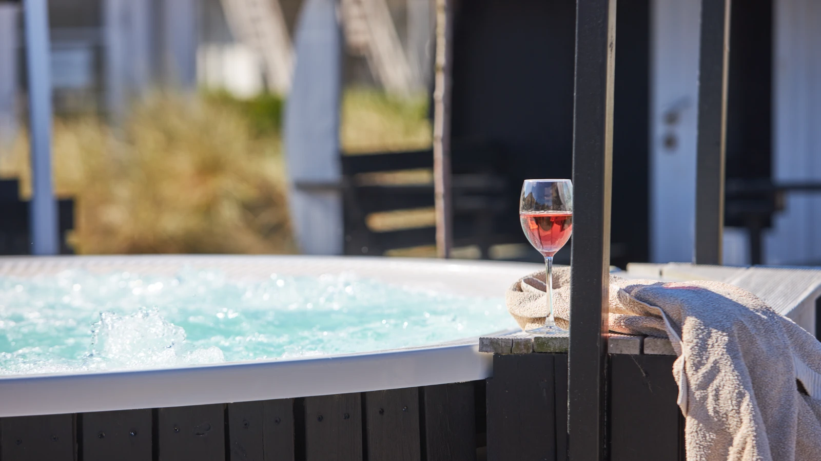 Spabad og rosé i gårdhaven på Color Hotel Skagen